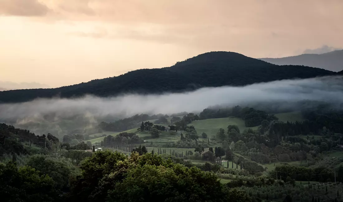 malerische Berglandschaft Malerische Berglandschaft im Nebel bei Sonnenaufgang – Landschaftsfotografie von artistravel Dozent Urs Renggli in der Toskana