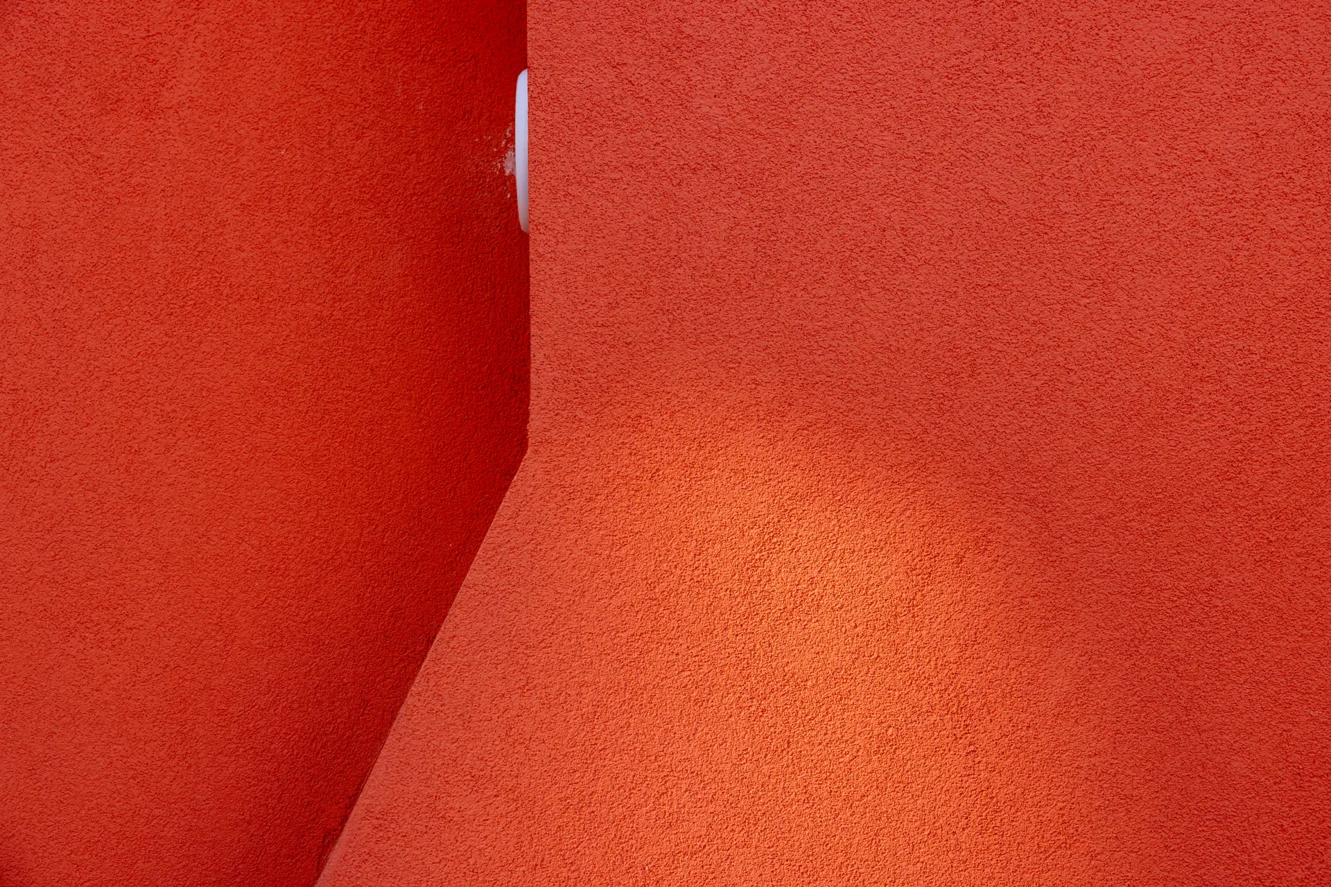 Minimalistische rote Wandstrukturen mit feiner Textur und klaren Linien, fotografiert von Urs Renggli mit meditativer Ruhe und präziser Bildkomposition