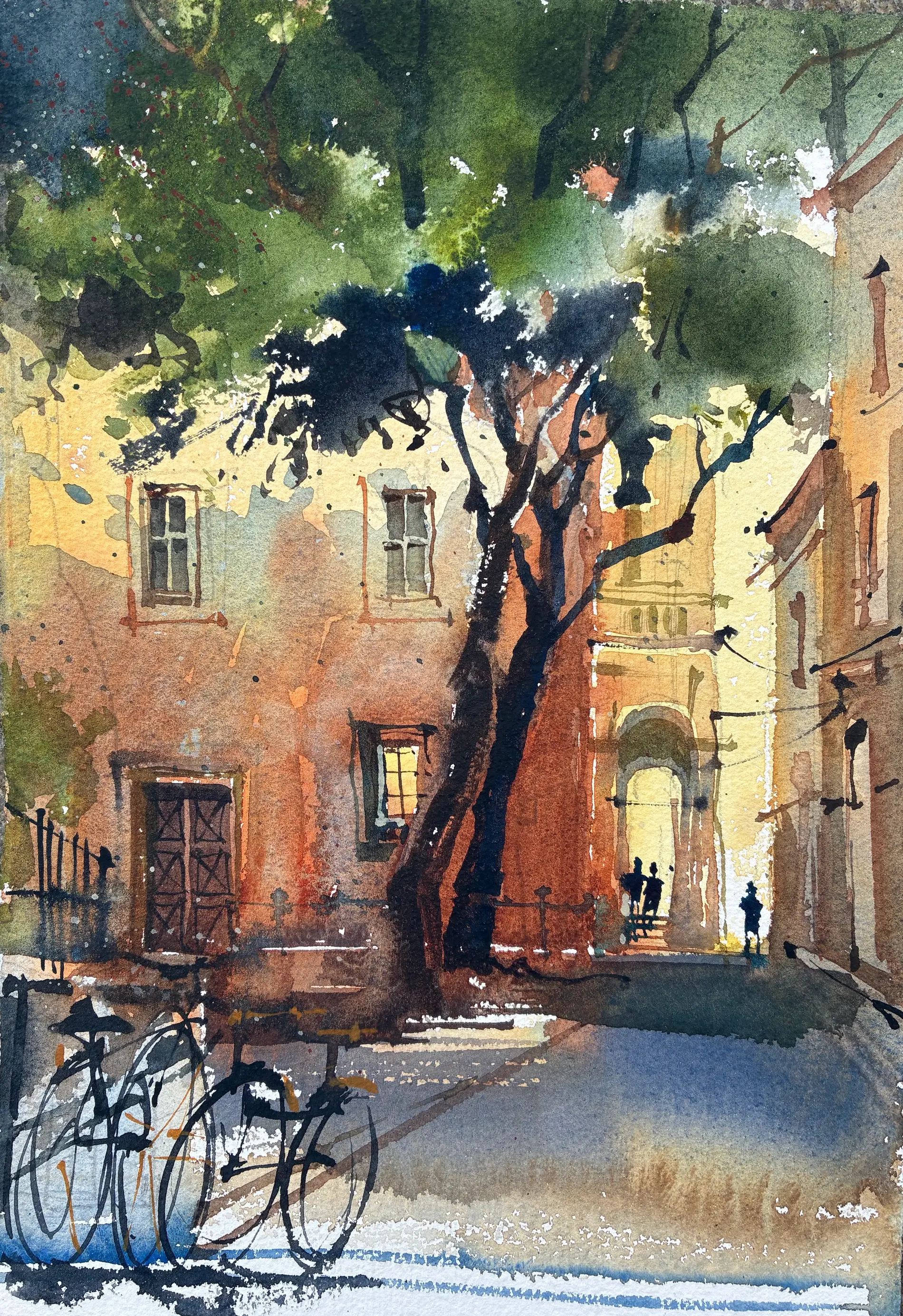 Janna Liebender Folz Bologna Sonnenbeschienene Altstadtgasse mit Bäumen, Fahrrädern und Figuren am Tor gemalt von Janna Liebender-Folz in lebendigen Aquarellfarben