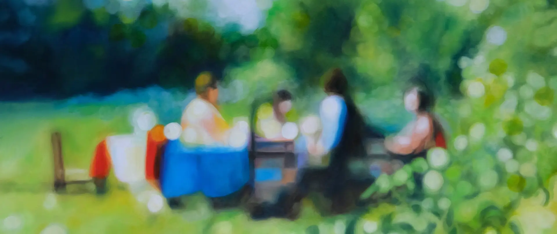 Unscharfe Darstellung einer Gruppe von Personen in einer parkähnlichen Landschaft, gemalt von Theora Krummel in einem atmosphärischen, fotorealistischen Stil