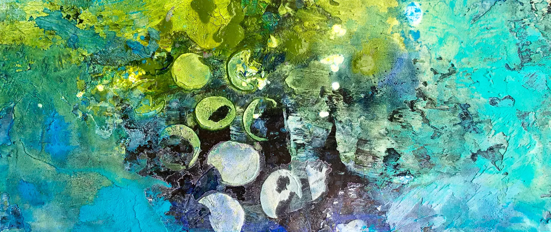 Abstrakte Komposition mit faszinierenden Strukturen und sensiblen Blau- und Grüntönen, gemischt mit Kreisen und Spachtelstrukturen, von Anita Hörskens