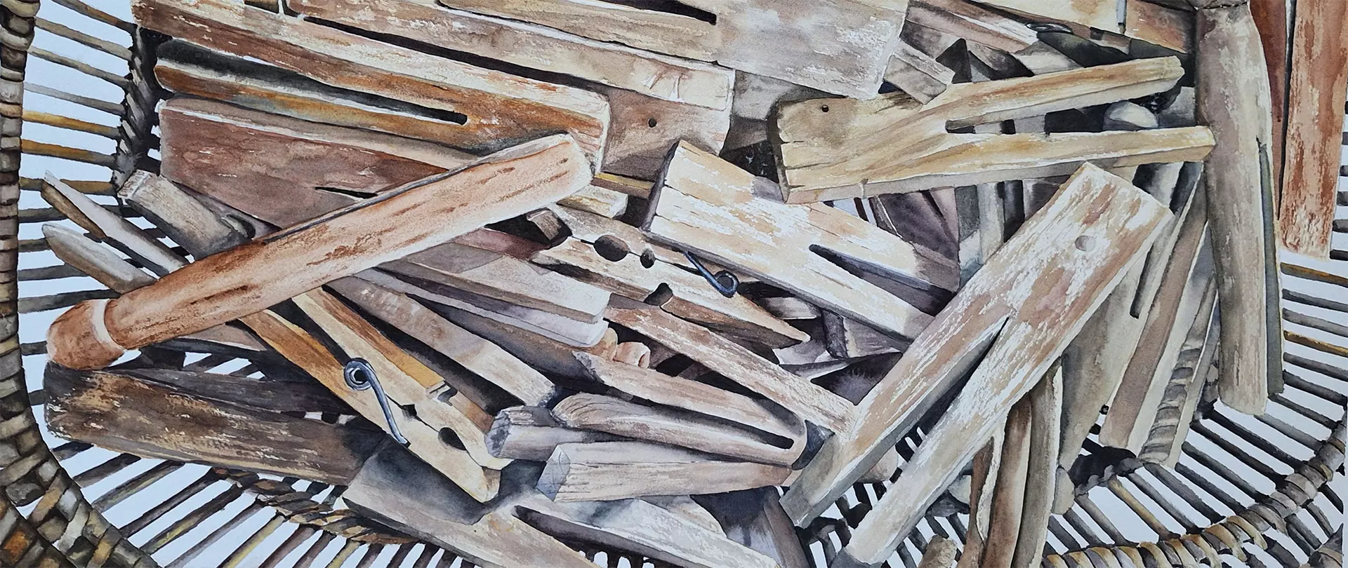 Detailreiche Darstellung verwitterter Holzklammern mit sichtbaren Maserungen und Patina, die Alltagsästhetik und Oberflächenstruktur in Nina Niederhausens Stil einfängt