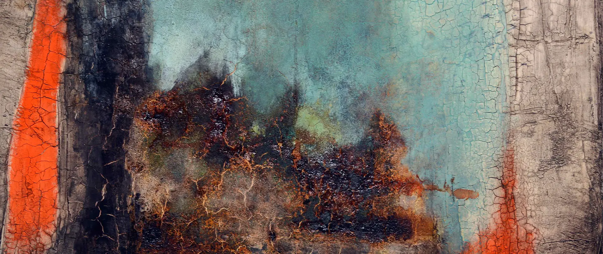 Abstrakte Schichtstruktur mit Marmormehl und Pigmenten von Petra Lettermann, die intensive Farbräume und Texturen in intuitiver Prozessmalerei erzeugt