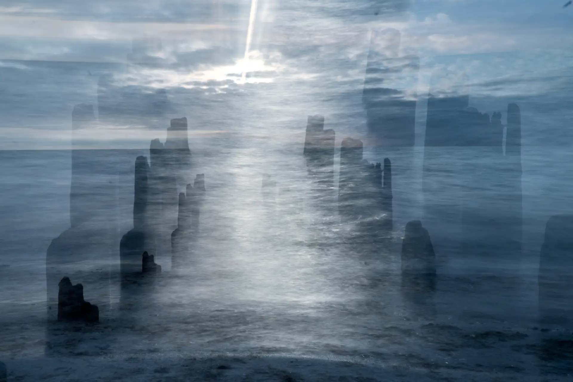 Verschwommene Meerespfeiler in abstrakter Komposition mit strahlendem Licht, experimentell aufgenommen von Christian Frank im Stil von Intentional Camera Movement