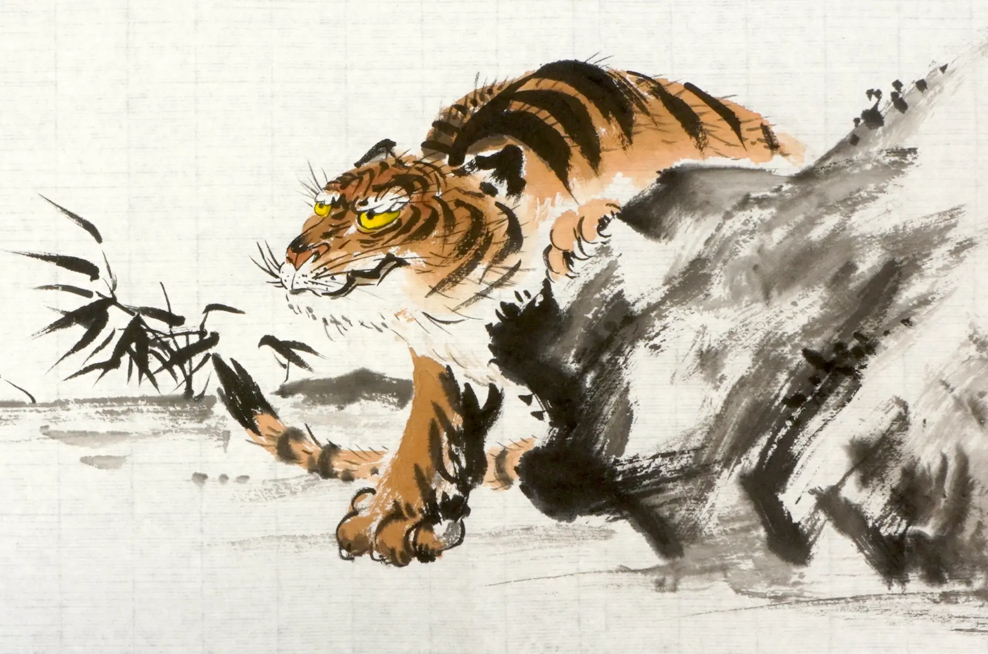 Tiger mit intensiven gelben Augen und kraftvollen Pinselstrichen auf Felsen in östlicher Tuschmalerei von Eun Jung Kim, die Naturessenz minimalistisch darstellt