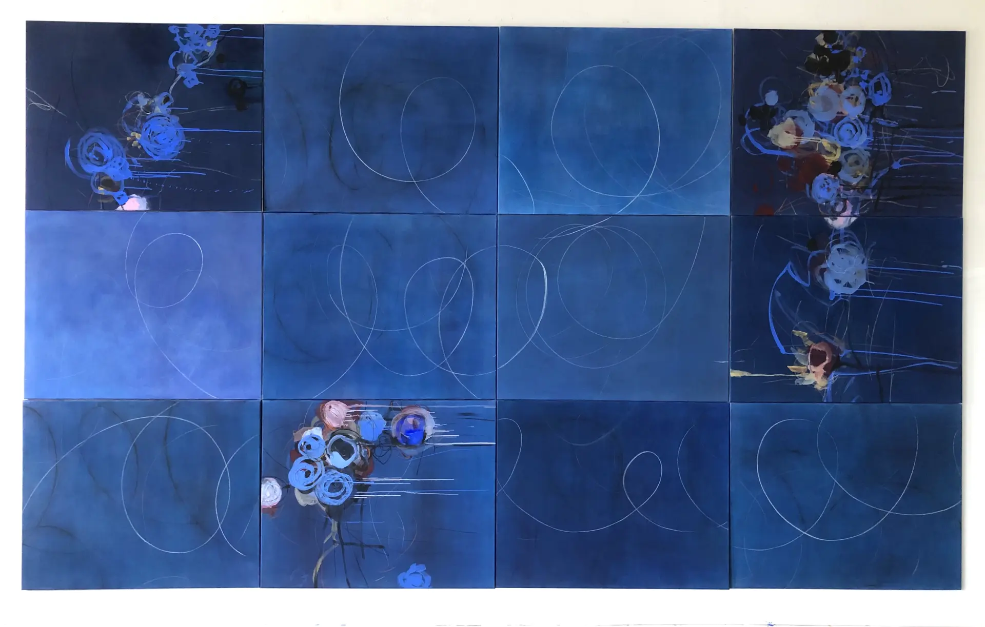 Uschi Niehaus Von Heimlichen Rosen, 240 x 400 cm Abstrakte blaue Bildkomposition mit kreisförmigen Spuren und floralen Elementen, die rhythmische Kommunikation und Berührung in Uschi Niehaus' Malerei widerspiegeln