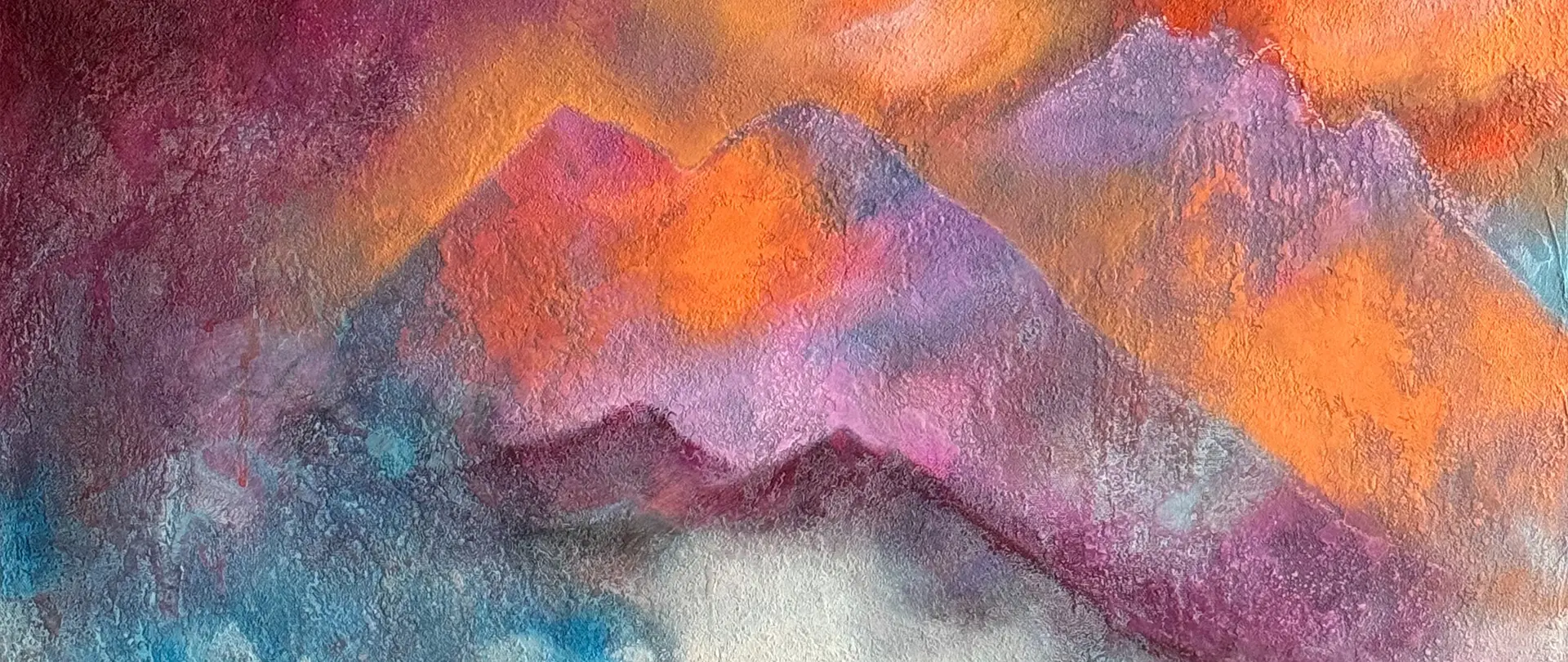 Farbenfrohe, abstrakte Berglandschaft mit leuchtenden Schichten in Orange, Violett und Blau, Textur und Emotion in Julia Veelas Malerei Something Luminous