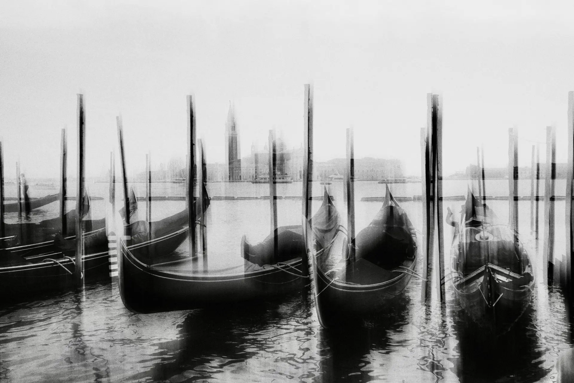 Christian Frank zeigt experimentelle ICM-Fotografie von Gondeln in Venedig mit verschwommenen Linien und atmosphärischer Lichtstimmung im urbanen Raum