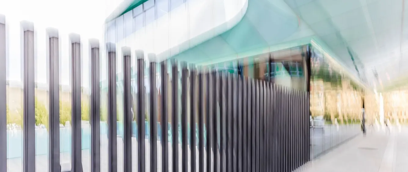 Abstrakte Architekturfotografie mit dynamischer Perspektive und Linienführung von Prof. Thomas Kögl, die Licht, Struktur und Raum kreativ verbindet