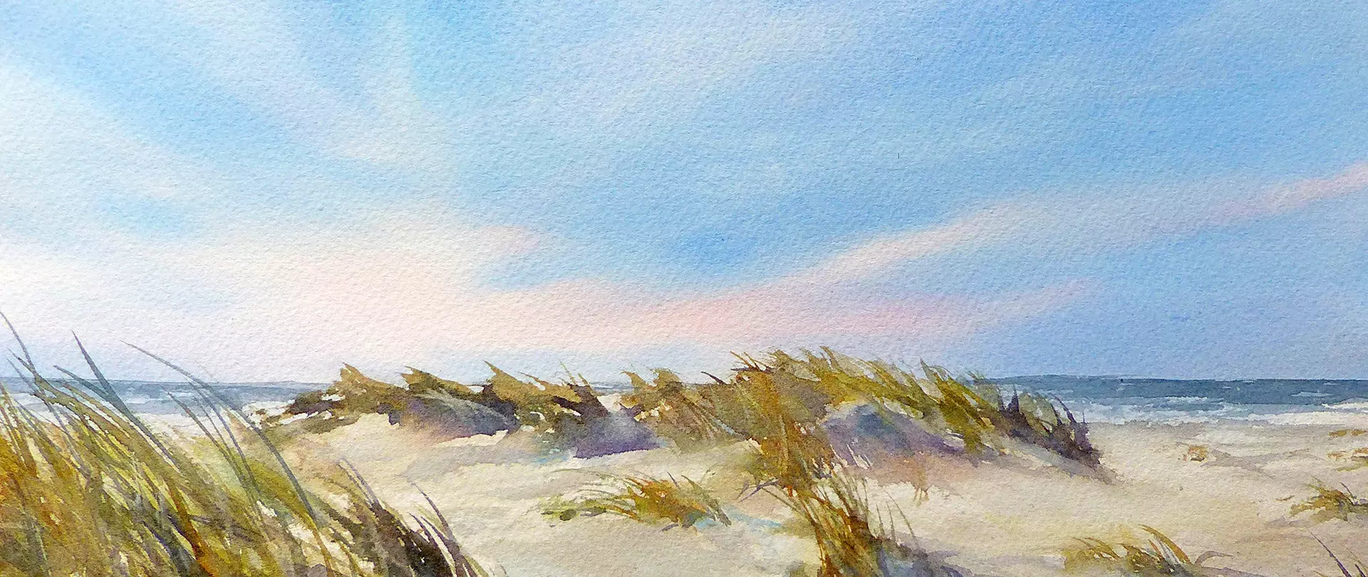 Aquarellgemälde einer Dünenlandschaft mit Blick auf das Meer, sanften Wellen und wunderschönem Himmel, gemalt von artistravel-Dozentin Wiebke Meier.