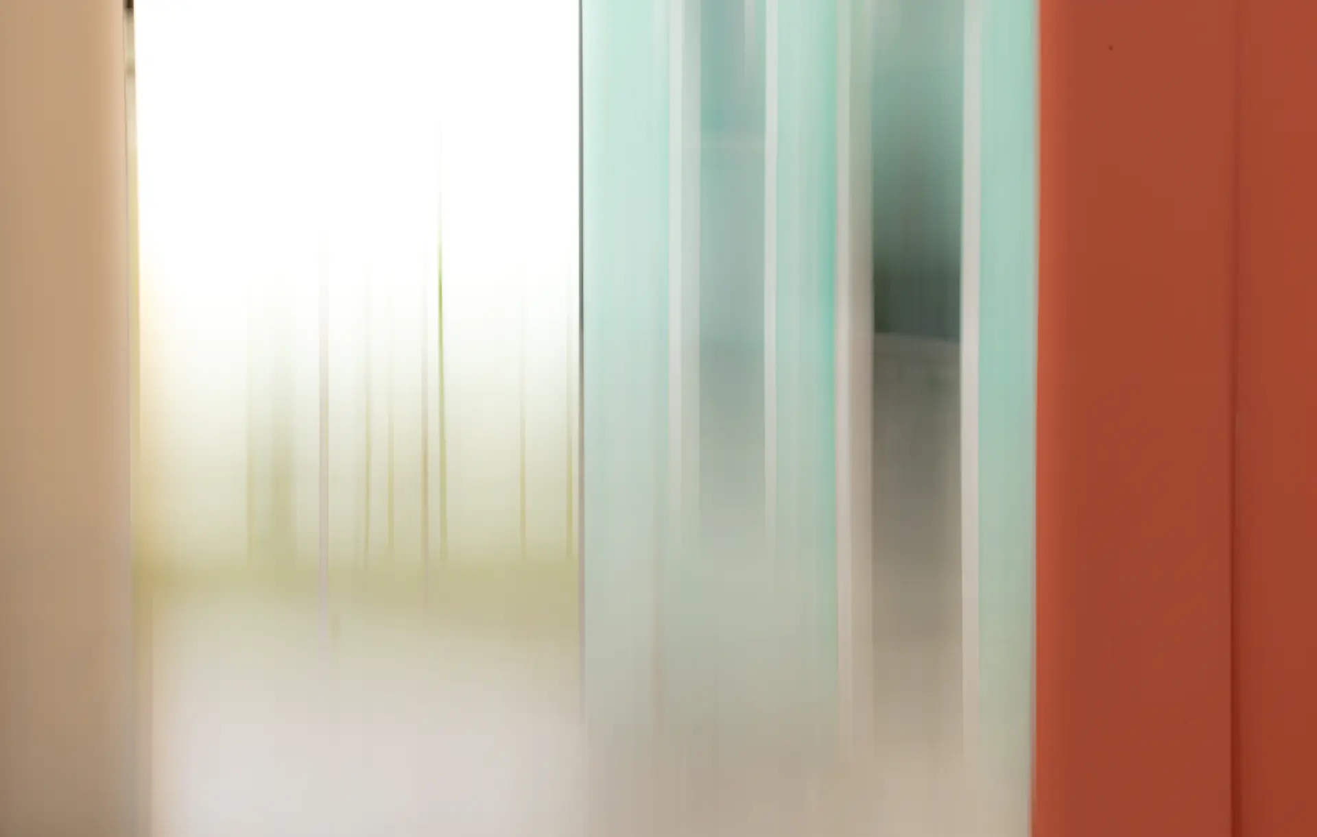 Minimalistische, unscharfe Licht- und Farbverläufe in sanften Tönen, die meditative Ruhe und Naturverbundenheit von Urs Renggli widerspiegeln
