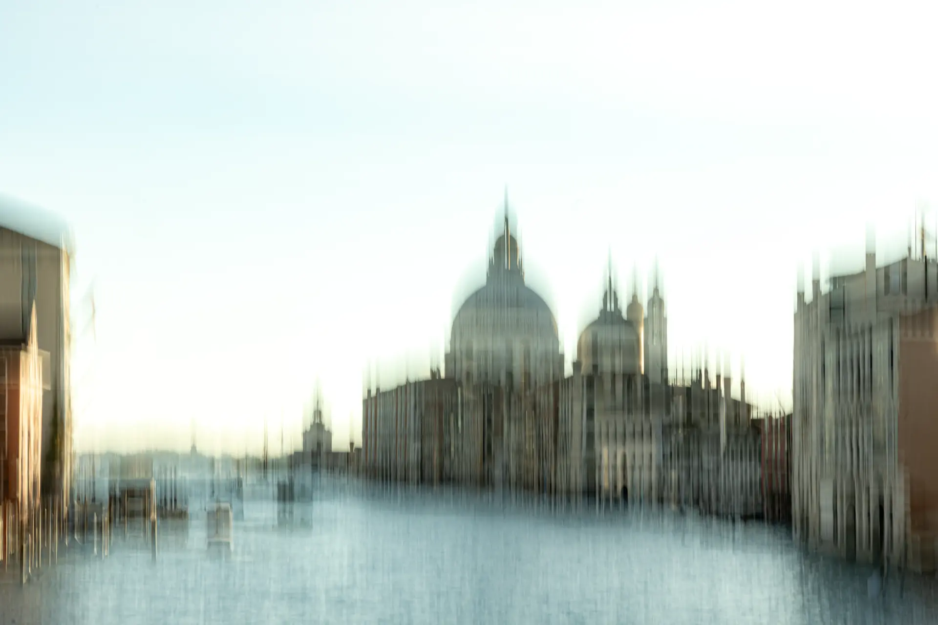 Unschärfeaufnahme einer Stadtlandschaft mit Fluss und Kuppelbauten, minimalistischer Stil und Lichtstimmung, fotografiert von Urs Renggli