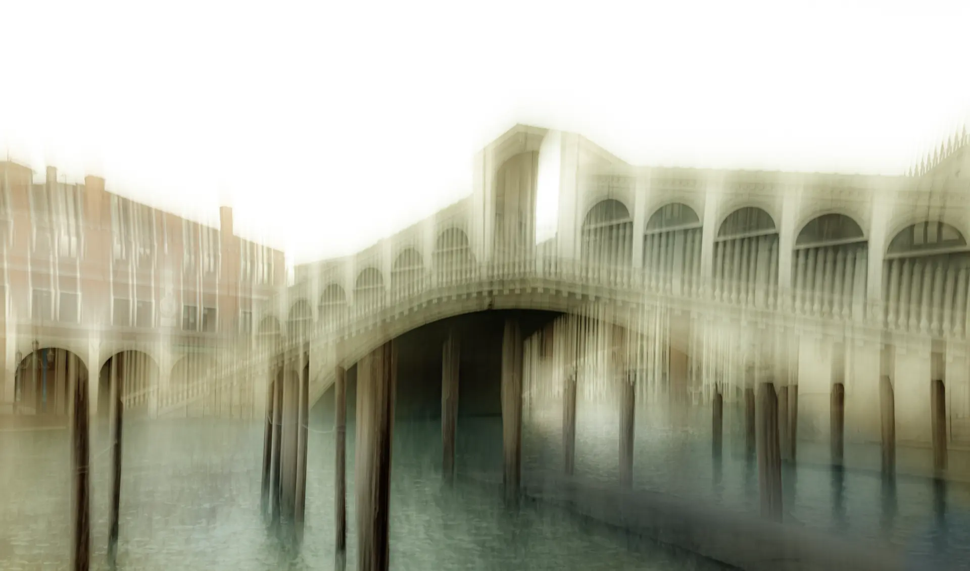Minimalistisch-nachgezeichnete Aufnahme der Rialtobrücke in Venedig mit Unschärfeeffekt und sanften Lichtspielen von Urs Renggli