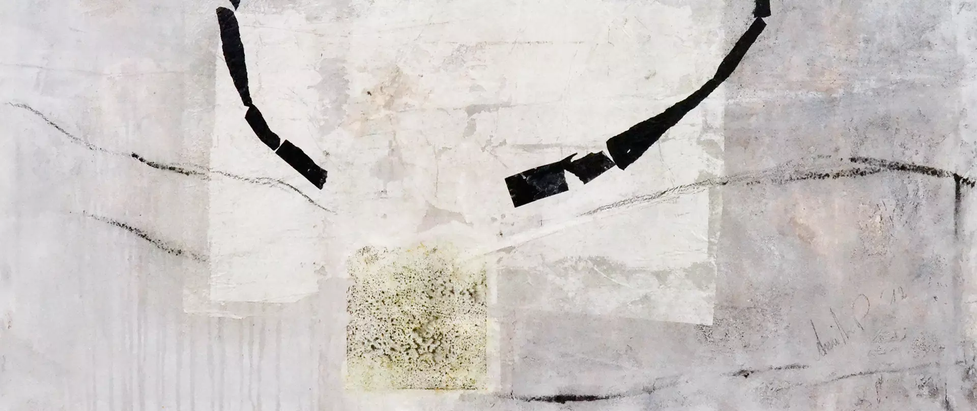 bstraktes Gemälde mit breiten schwarzen Pinselstrichen und grauen sowie weißen Flächen, gemalt von Annette Schulze-Weiß – Dozentin bei artistravel.