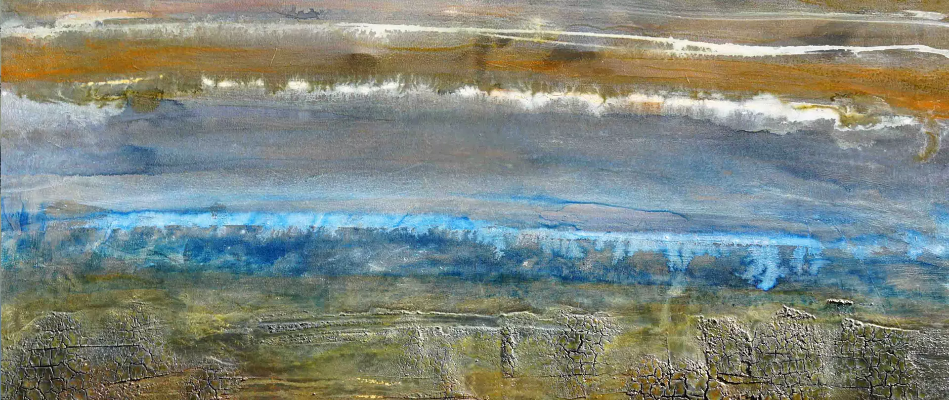 Abstraktes Landschaftsgemälde von artistravel-Dozentin Manuela Mordhorst mit intensiven Blau- und Erdtönen, strukturierter Oberfläche und Horizontlinien, die an Wasser, Himmel und Erde erinnern.