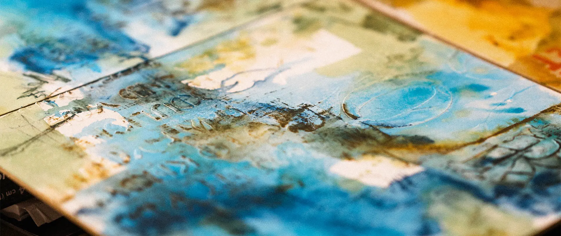 Abstrakte mehrschichtige Komposition mit Blau- und Weißtönen, kombiniert mit Texturen und Formen, gemalt von Lydia Rink mit Acryl, Tusche und Pastell