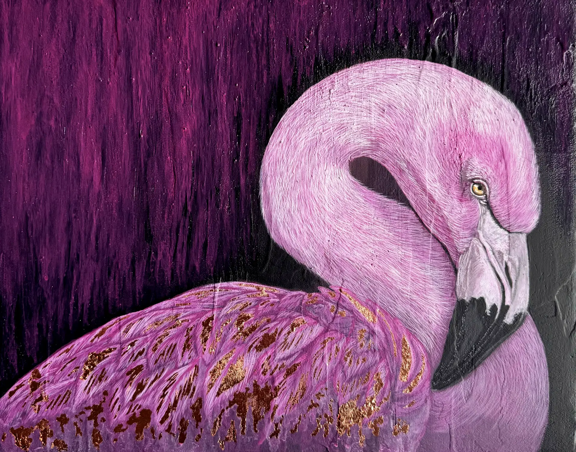Flamingo Realistischer, detailreicher Flamingo vor rauem, strukturiertem Hintergrund mit metallischen Effekten von Kelly Hümbert-Knobe, der Charakter und Tiefe sichtbar macht