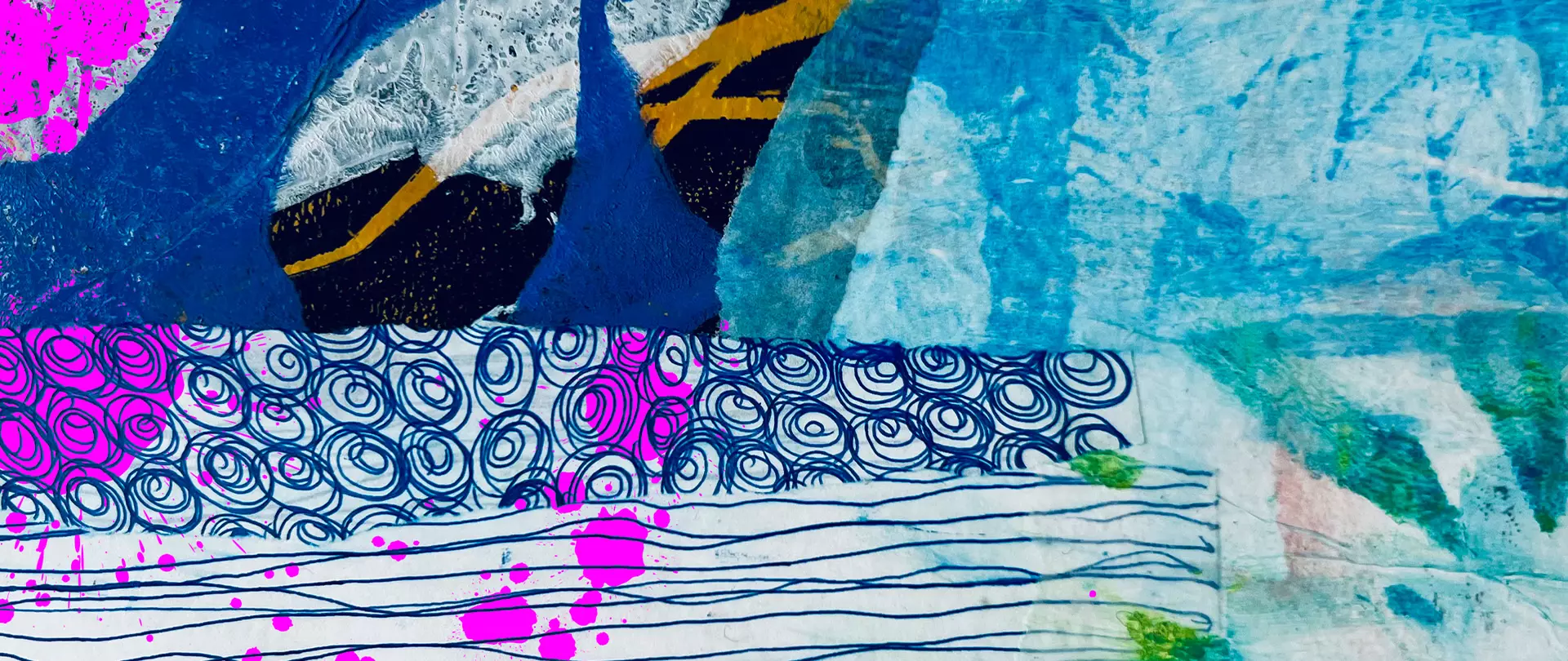 Abstrakte Collage mit blauen, weißen und schwarzen Formen, Linienmustern und pinken Farbspritzern erstellt von artistravel Dozentin Kerstin Stephan