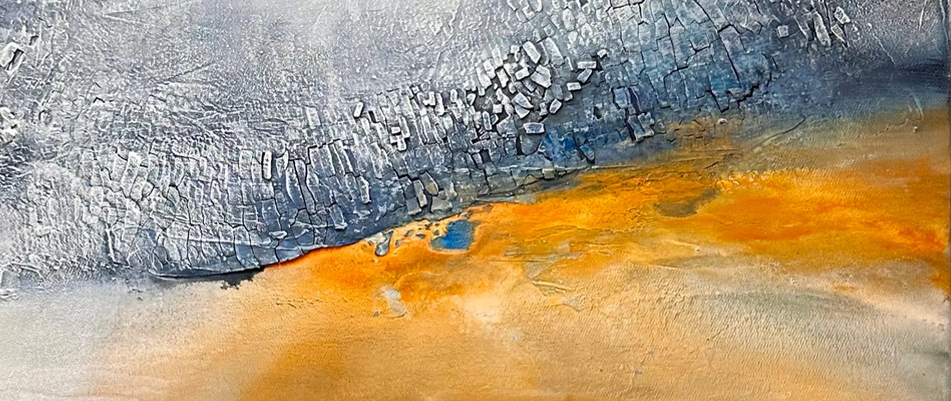 Abstraktes Gemälde mit Acryl und Mischtechnik, zeigt strukturierte graue und orange Flächen erstellt von artistravel Dozentin Renata Schepmann