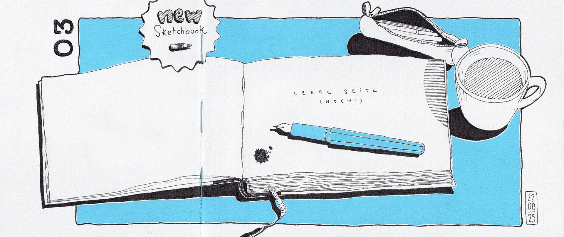 Skizzenbuch mit leerer Seite, Blaustift, Tintenfleck, Schlüsselanhänger und Tasse vor blauem Hintergrund von Katja Blume