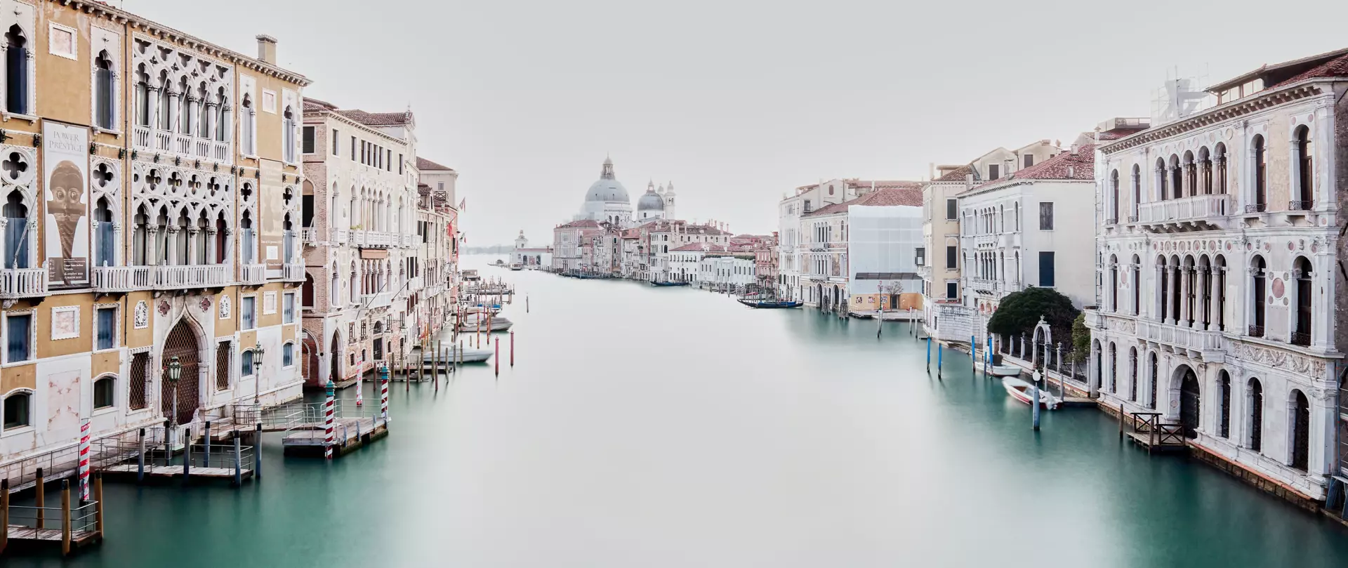Architekturfotografie mit Blick auf den Canal Grande in Venedig bei ruhigem Wasser und weichem Licht – Aufnahme von artistravel Dozent Bernd Meissner