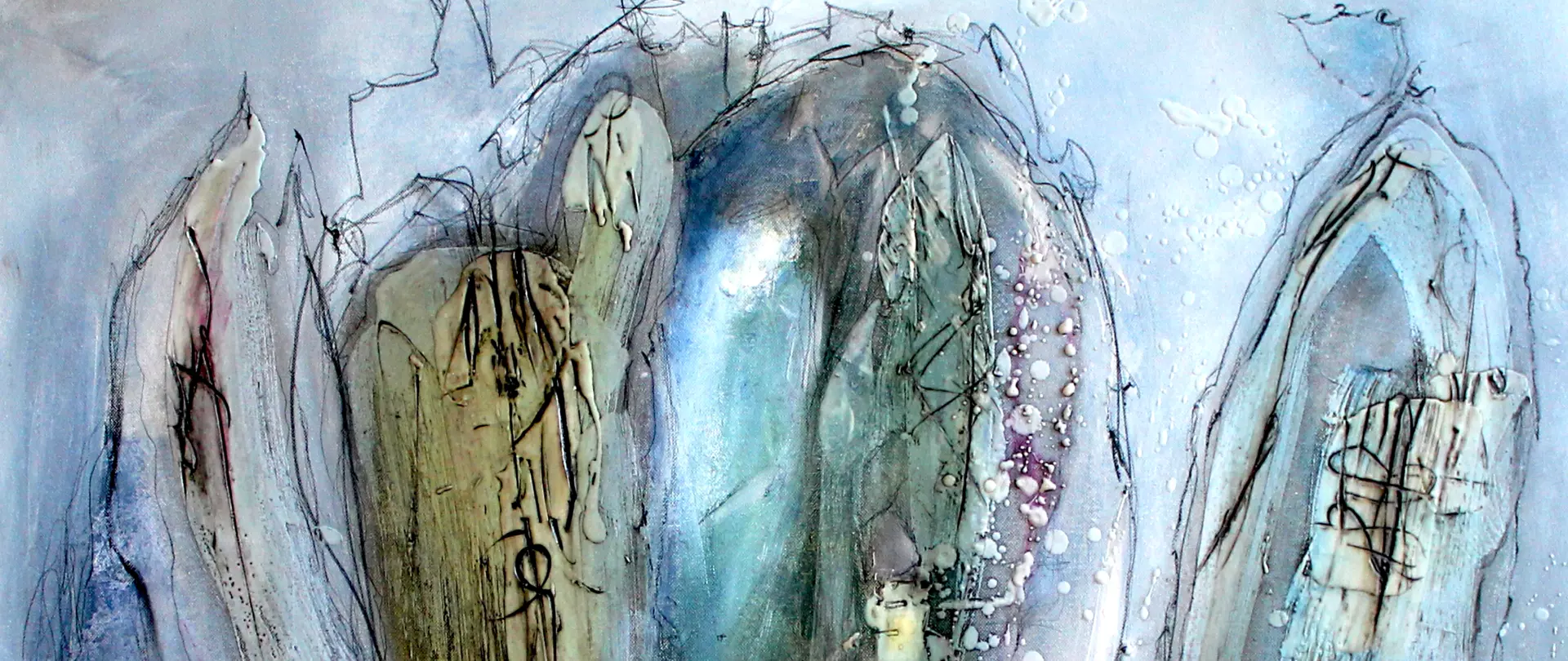 Abstrakte, vielschichtige Komposition mit Asche- und Wachsspuren, feinen Linien und Formen von Bettina Reichert, die sinnliche Tiefenwirkung und Herstellungsprozesse sichtbar macht