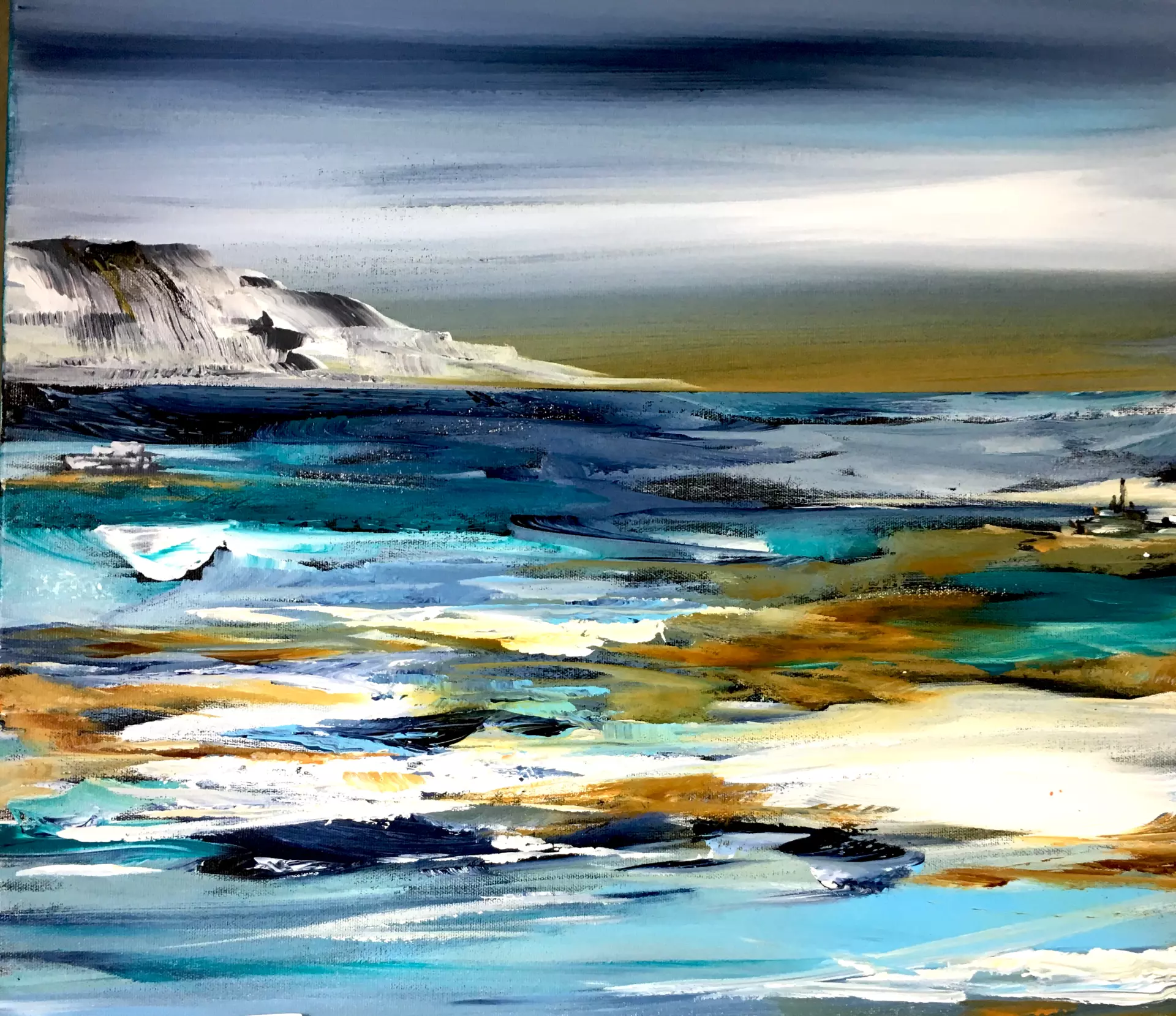 Strahlende Küstenlandschaft in Acryl Abstrakte Küstenlandschaft vor strahlend blauem Himmel und Meer in Acry, dicker Farbauftrag, gemalt von Claudia Kassner - Dozentin bei artistravel