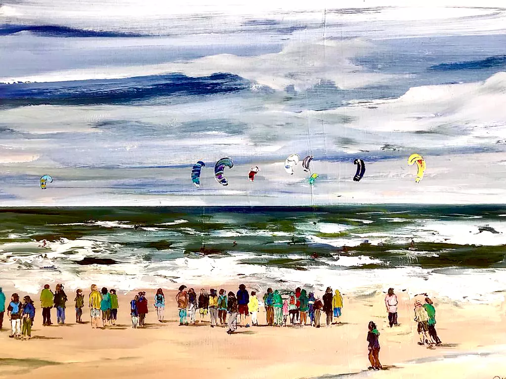 Strandlandschaft malen in Acryl Mit Menschen gefüllte Strandlandschaft an einem bewölkten Tag mit Kite-Surfern im Hintergrund, gemalt von Claudia Kassner - Dozentin bei artistravel