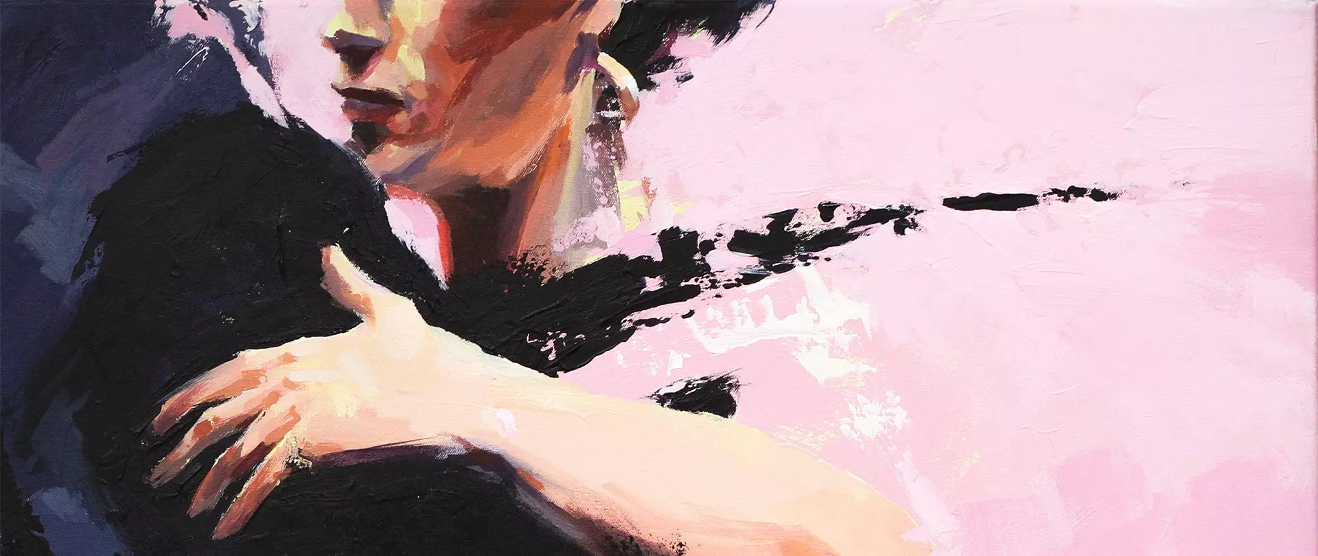 Porträt einer Frau mit Ohrring und umarmendem Arm in expressivem Stil von Fabia Zobel vor pastellrosa Hintergrund