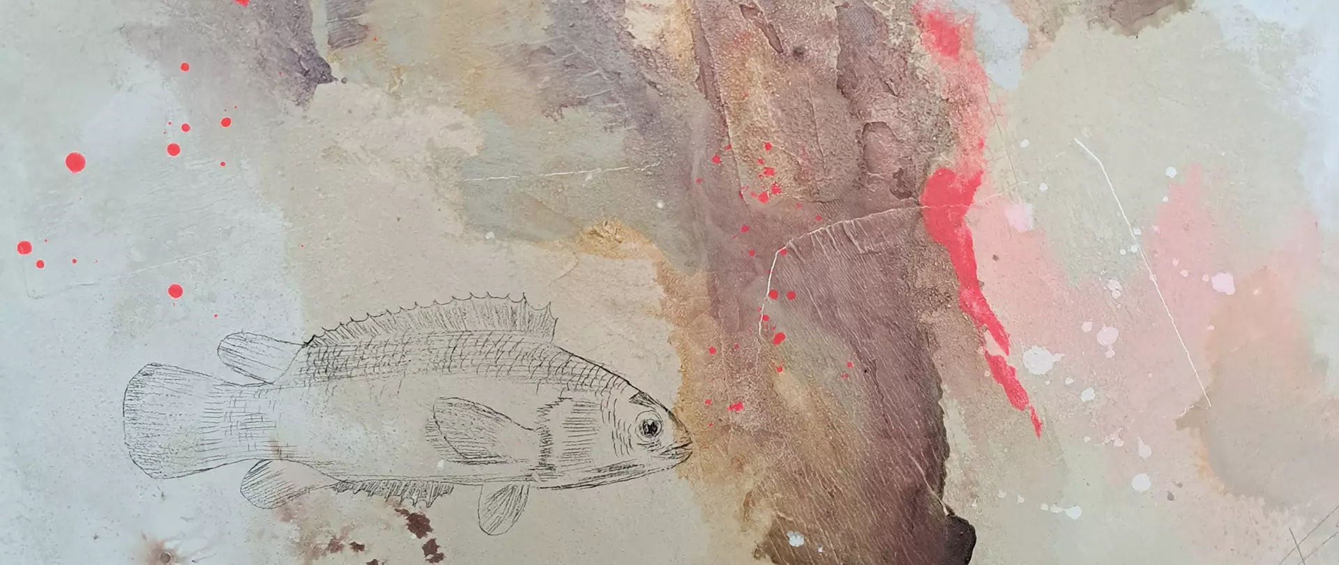 Fischzeichnung auf abstraktem, erdfarbenem Hintergrund mit roten Farbspritzern von Künstlerin Anja Krück