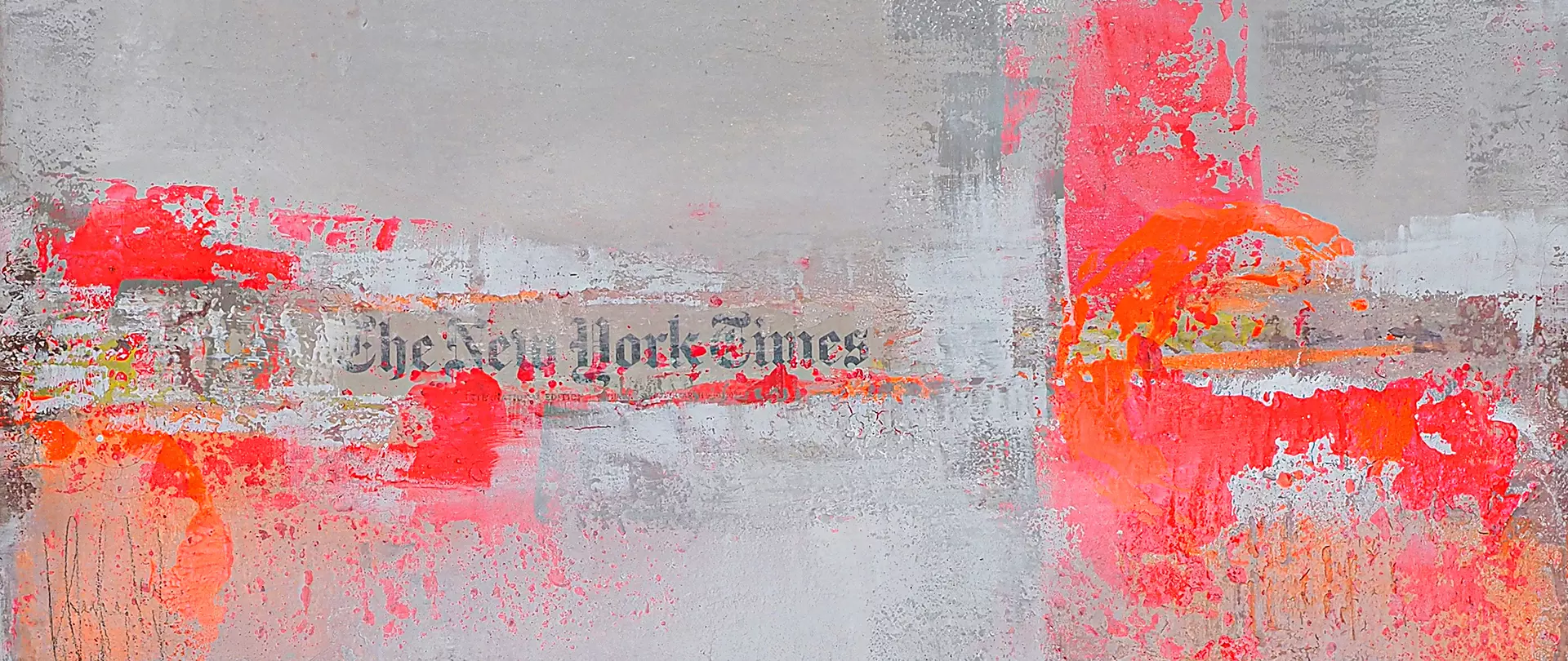 Abstrakte Komposition mit roten und orangefarbenen Farbschichten und dem Schriftzug "The New York Times" von Anja Krück