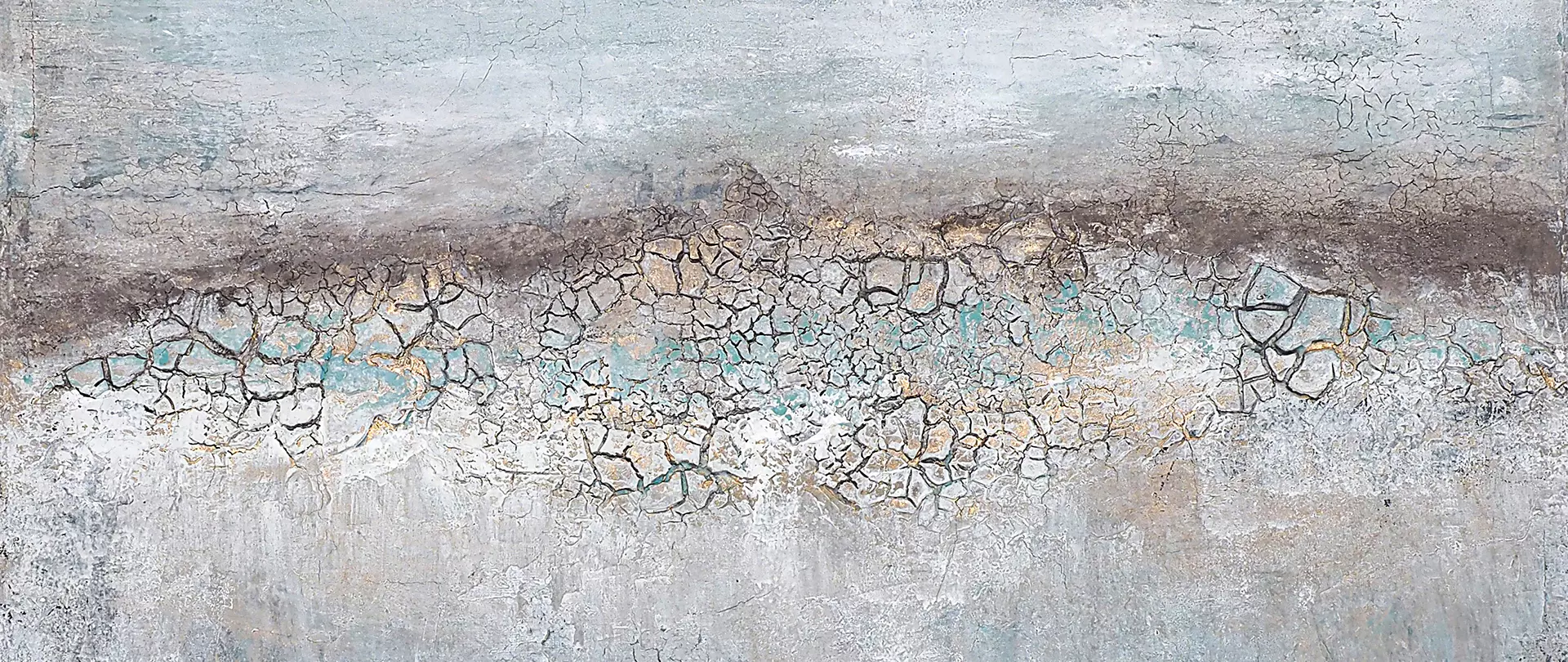 Abstrakte Textur in Grau- und Blautönen mit rissiger Oberfläche, gemalt von Anja Krück