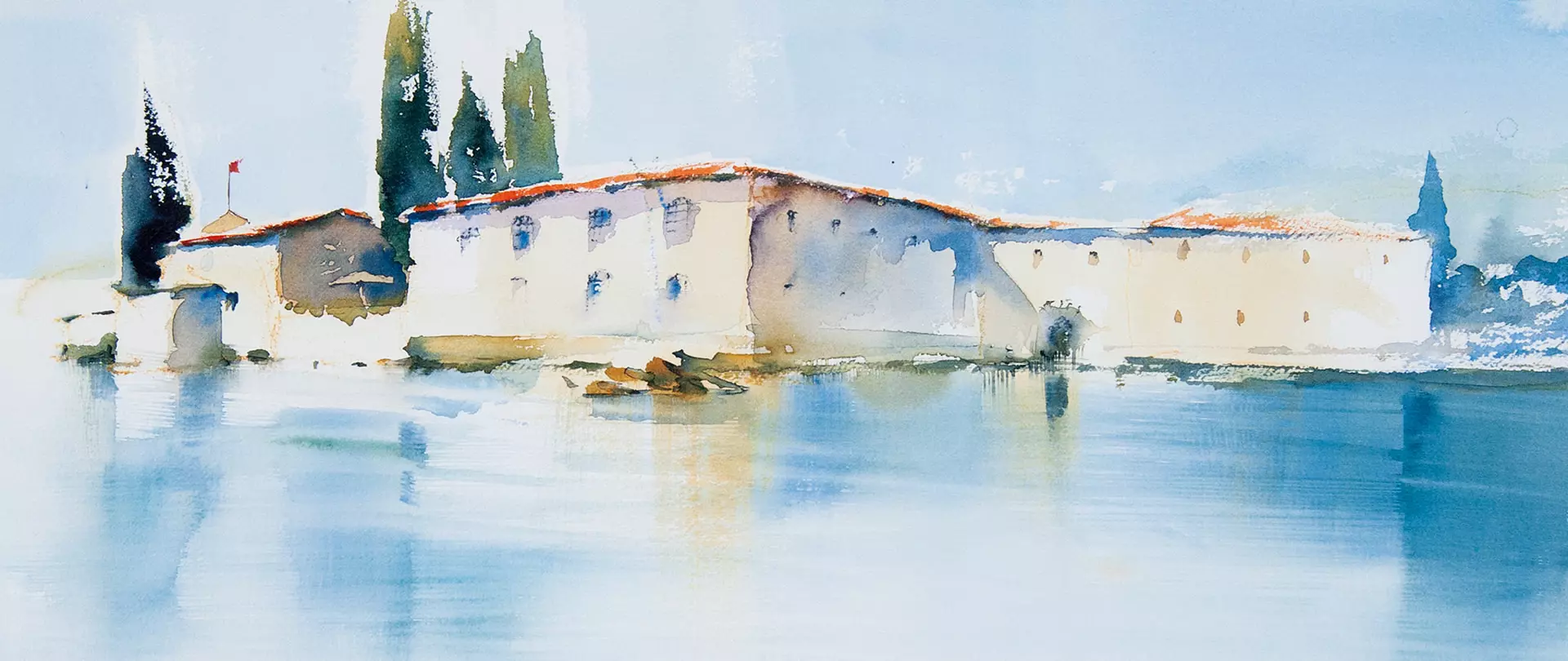 Aquarell eines hellen Gebäudekomplexes am Wasser mit Zypressen von Gerhard Ruhland – Dozent bei artistravel