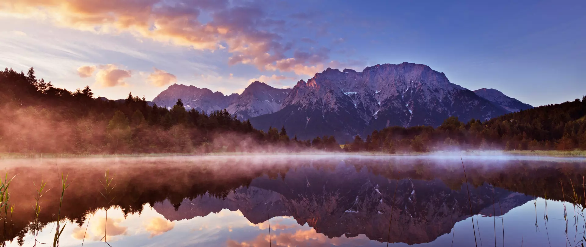 Landschaftsfotografie vom Luttensee mit nebelverhangenem Wasser und majestätischen Bergen im sanften Morgenlicht – von artistravel Dozent Heinz Wohner