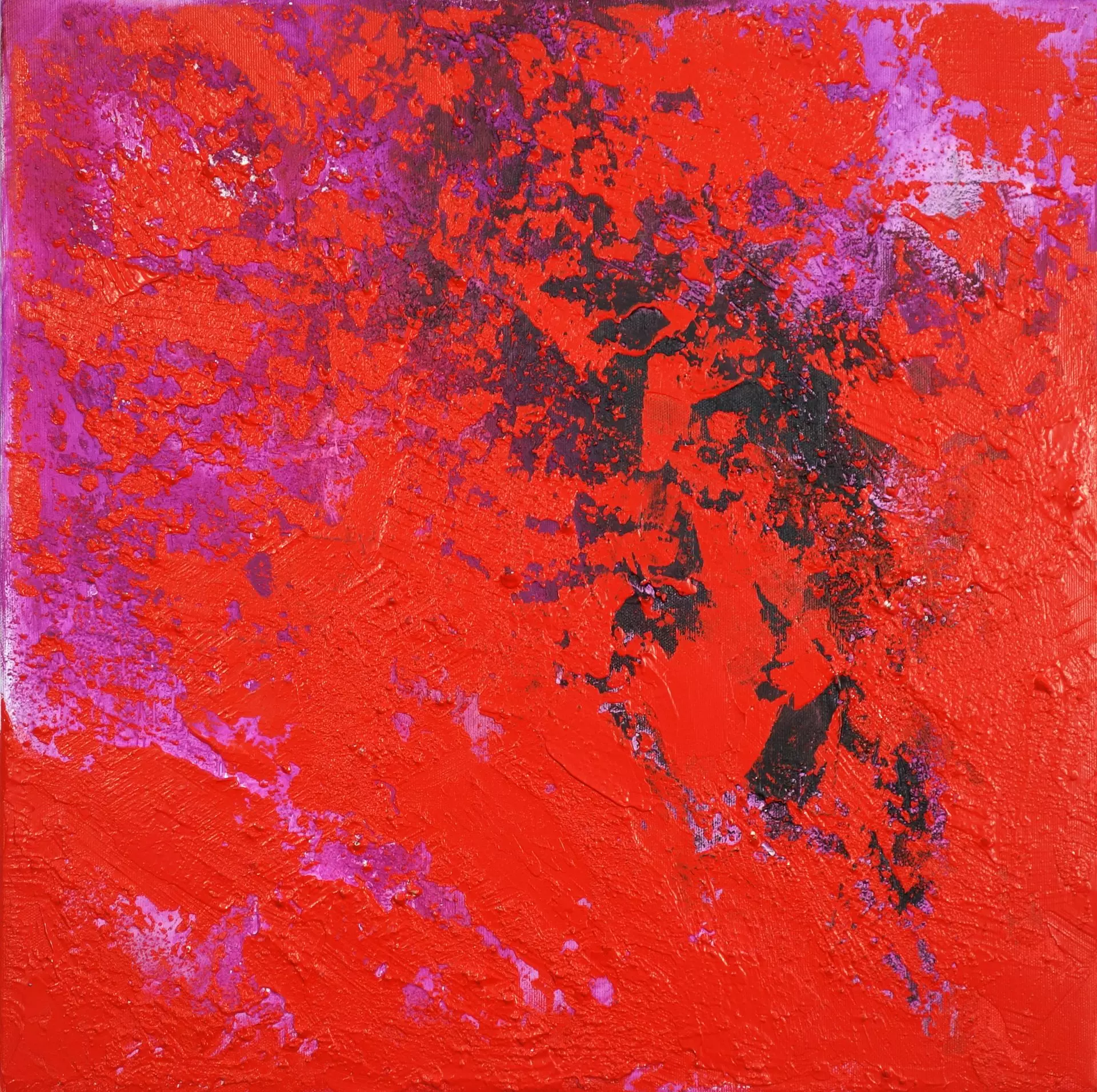 artistravel Malerei Dozentin Helga Budde-Engelke rotes Gemälde Leuchtstarke Acrylfarben in Rot, Schwarz und Violett verschmelzen zu einer abstrakten Komposition, die Helga Budde-Engelkes Bezug zur realen Welt und farbige Linien andeutet