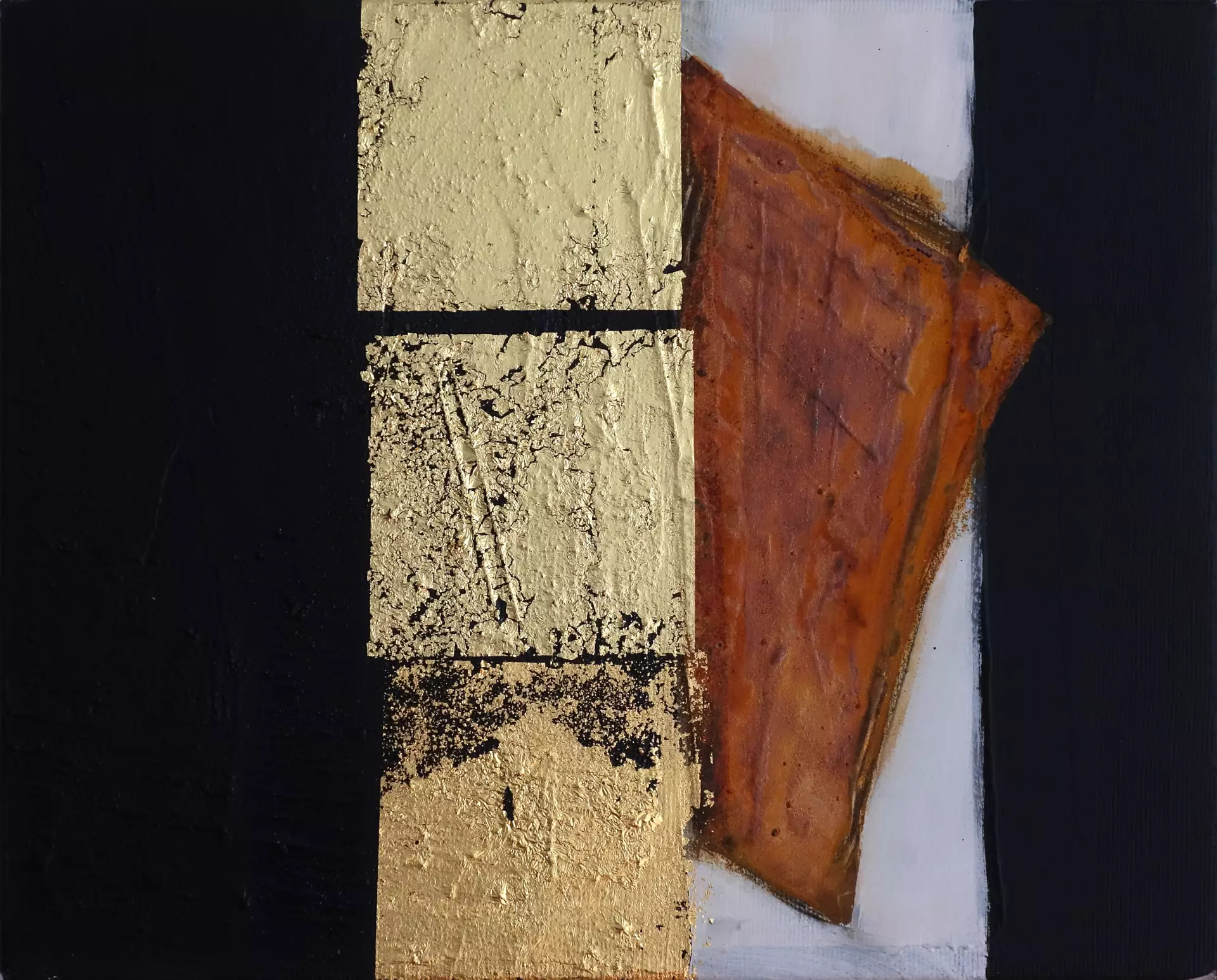 artistravel Malerei Dozentin Helga Budde-Engelke Gemälde Abstrakte Komposition mit goldener Textur und orangefarbenem Dreieck auf schwarzem und weißem Grund von Helga Budde-Engelke, geprägt von transparenten Acrylfarben und feinen Linien