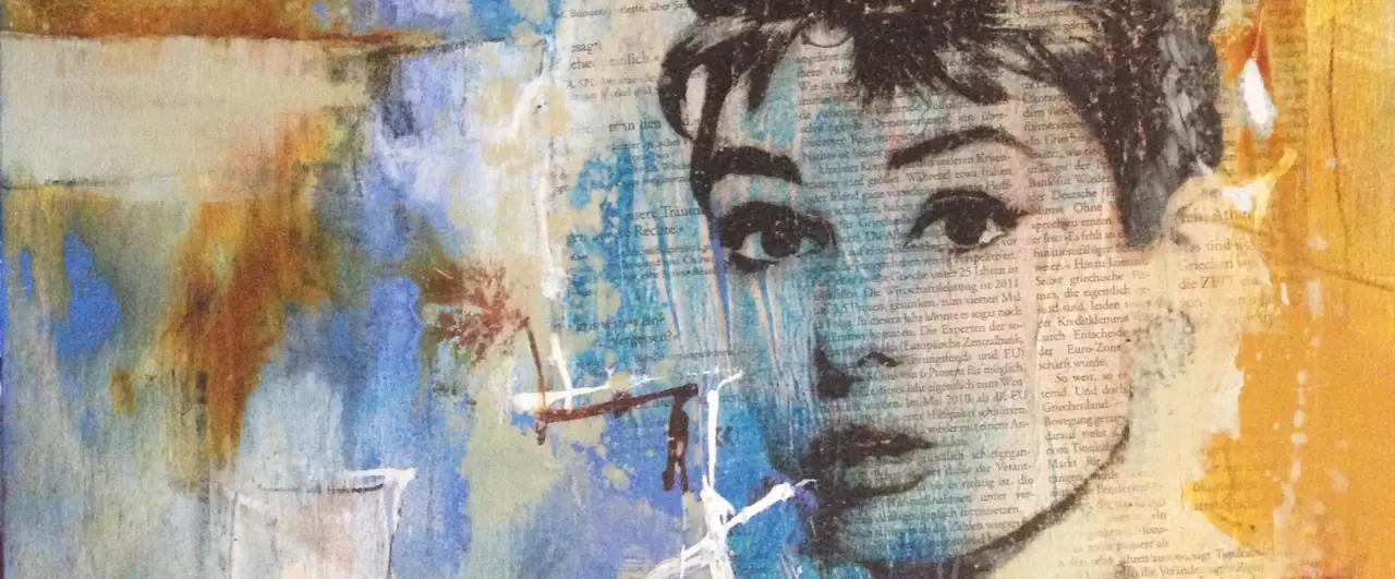 Mixed Media Porträt auf Zeitung Abstrahiertes Porträt in Acryl auf Zeitungscollage mit orangem Hintergrund, gemalt von Anita Hörskens – Dozentin bei artistravel.