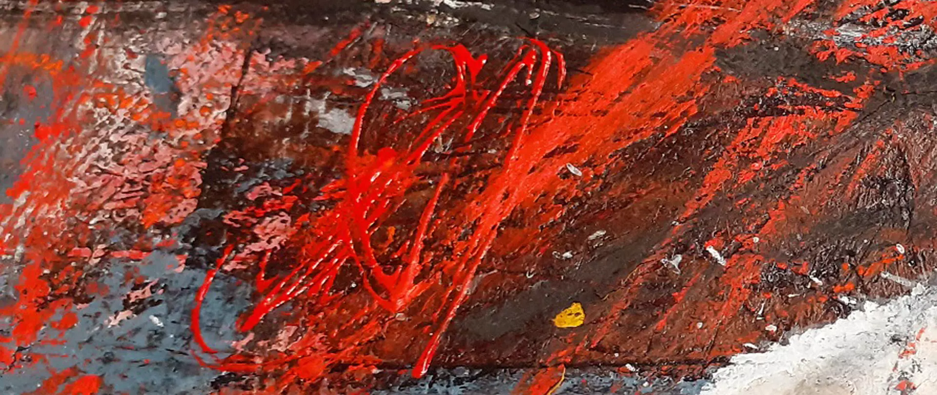 Abstraktes Acrylgemälde von Iris Rickart mit kräftigen roten und braunen Farbschichten, geprägt von impulsiven Natur-Eindrücken und vielfältiger Materialnutzung