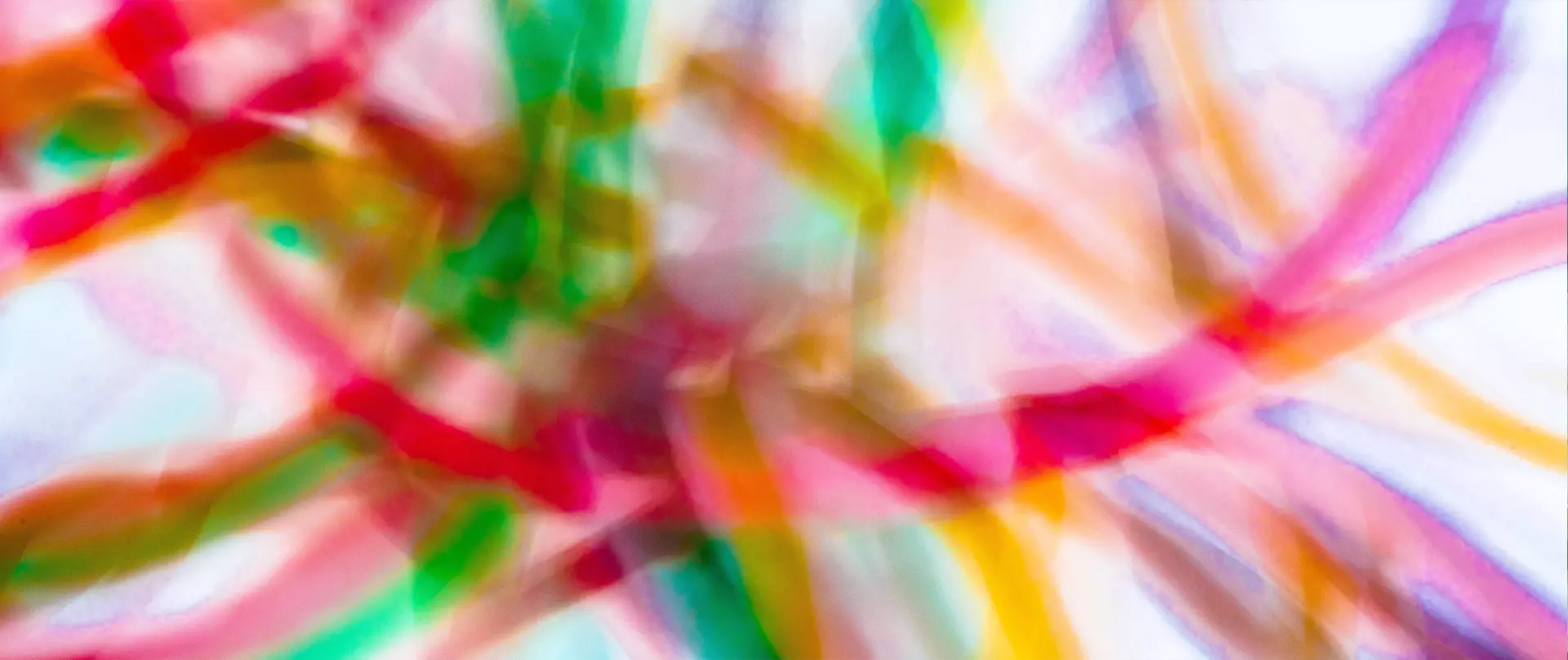 Abstrakte Farbkomposition mit bunten Linien und Bewegungsunschärfe – artistravel Dozent Jan Klose-Brüdern