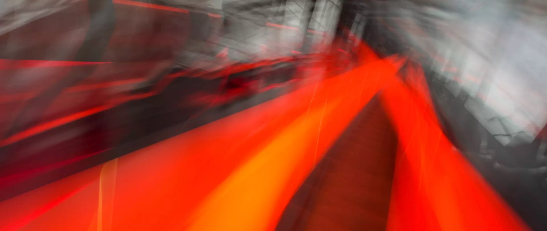Abstrakte Komposition mit rotem Lightpainting Abstrakte Komposition aus rot leuchtenden Formen und dunklen Elementen – Abstrakte Fotografie von artistravel Dozent Jürgen Wassmuth
