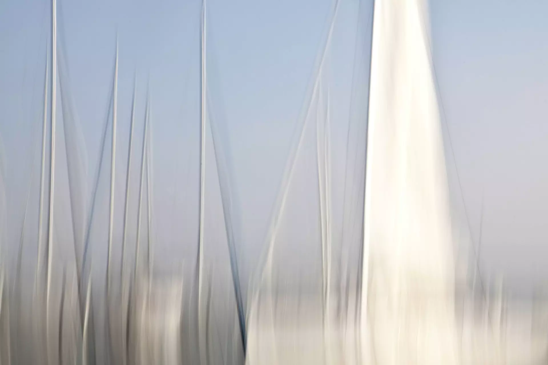 Vertikale Linien und Masten Vertikale Linien und verschwommene Masten im Nebel erinnern – Abstrakte Fotografie von artistravel Dozent Jürgen Wassmuth