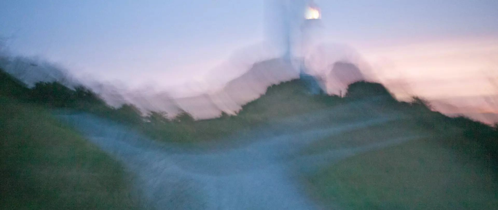 Abstraktes Landschaftsbild mit sanften Hügeln Abstraktes Landschaftsbild mit sanften Hügeln und dynamischen Himmel – Abstrakte Fotografie von artistravel Dozent Jürgen Wassmuth