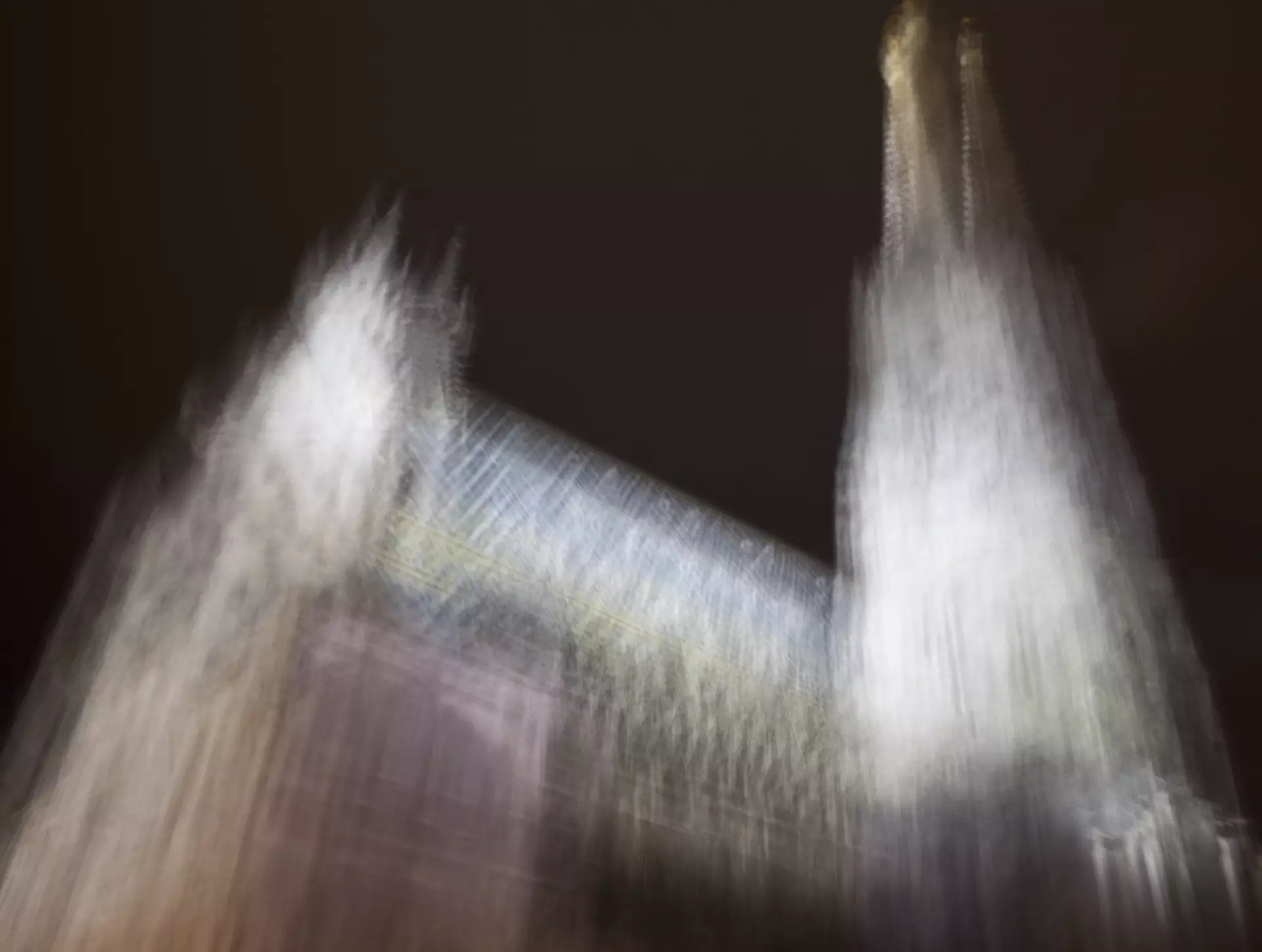 Mystische Darstellung des Stephansdom Mystische Darstellung des Stephansdom bei Nacht mit Lichtspuren – Abstrakte Fotografie von artistravel Dozent Jürgen Wassmuth