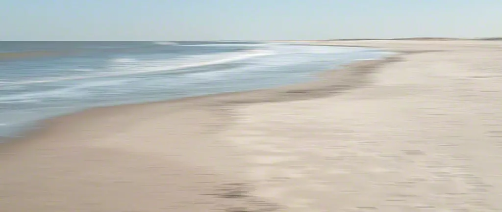 Strandlandschaft in sanften Farben - Poetische Meeresfotografie Malerische Meereslandschaft mit sanftem Wellengang und weitem Sandstrand, künstlerische Naturfotografie von artistravel Dozentin Jutta Engelage