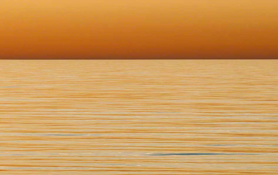 Goldene Horizonte - Abstrakte Farbfotografie Malerische Abstraktion von Meerkulisse in warmen Orange- und Goldtönen , kreative Kunstfotografie von artistravel Dozentin Jutta Engelage