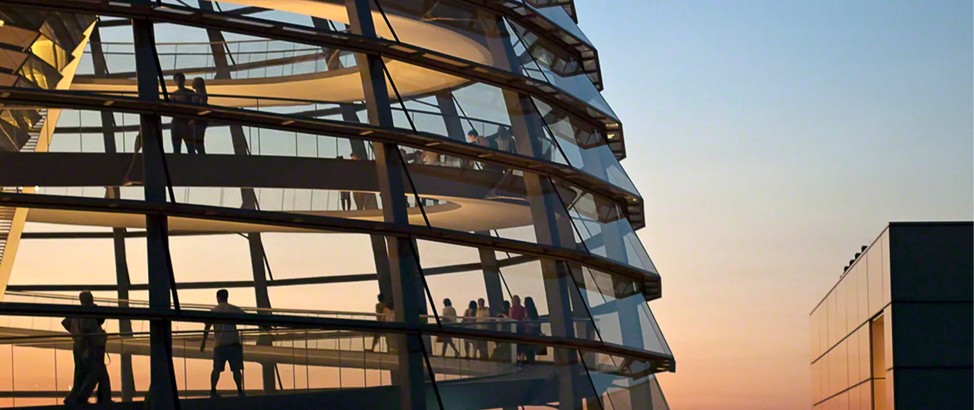 Fotografie einer modernen Glasfassade mit geometrischen Strukturen bei Sonnenuntergang, zeitgenössische Architekturfotografie von artistravel Dozentin Jutta Engelage