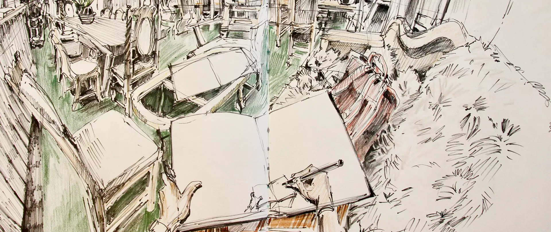 Perspektivische Skizze eines vollgestellten Cafés mit aufgeklapptem Skizzenbuch im Vordergrund – von Katharina Hagl