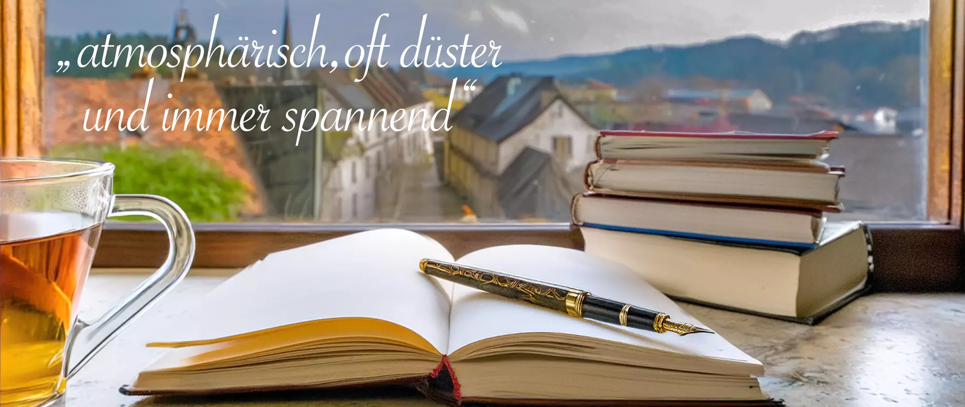 Offenes Buch mit Füllfederhalter und Teetasse vor Fenster mit Blick auf Stadt, dazu Zitat von Katja Angenent über atmosphärische, düstere und spannende Geschichten