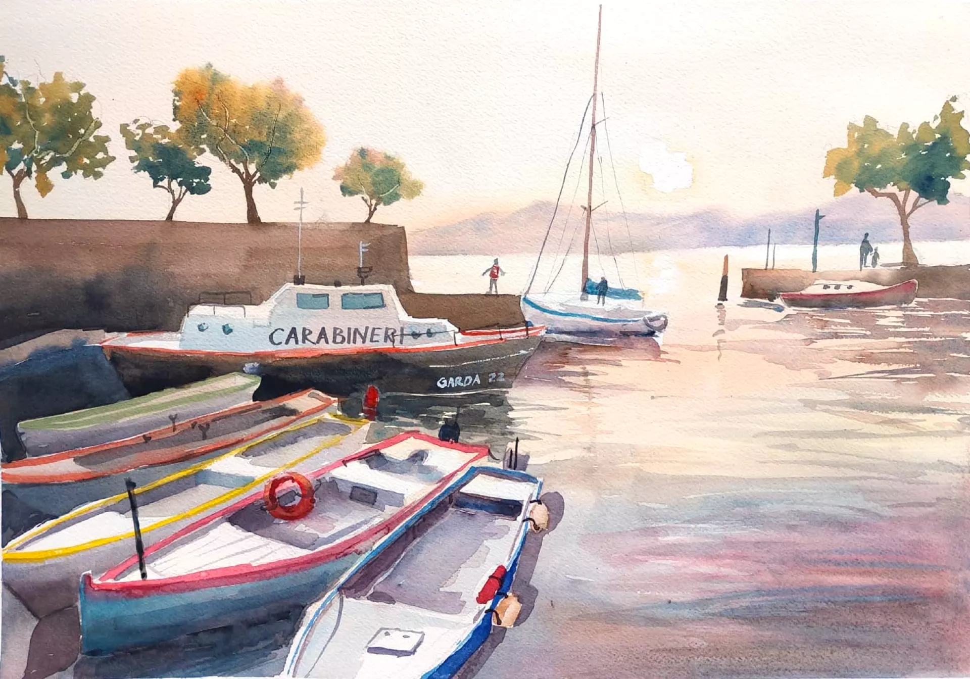 Boote im Hafen – Malerische Szene am Wasser Harmonische Darstellung kleiner Boote an einem ruhigen Anleger mit Bäumen und Lichtspiel – von artistravel Dozentin Kerstin Heidrich