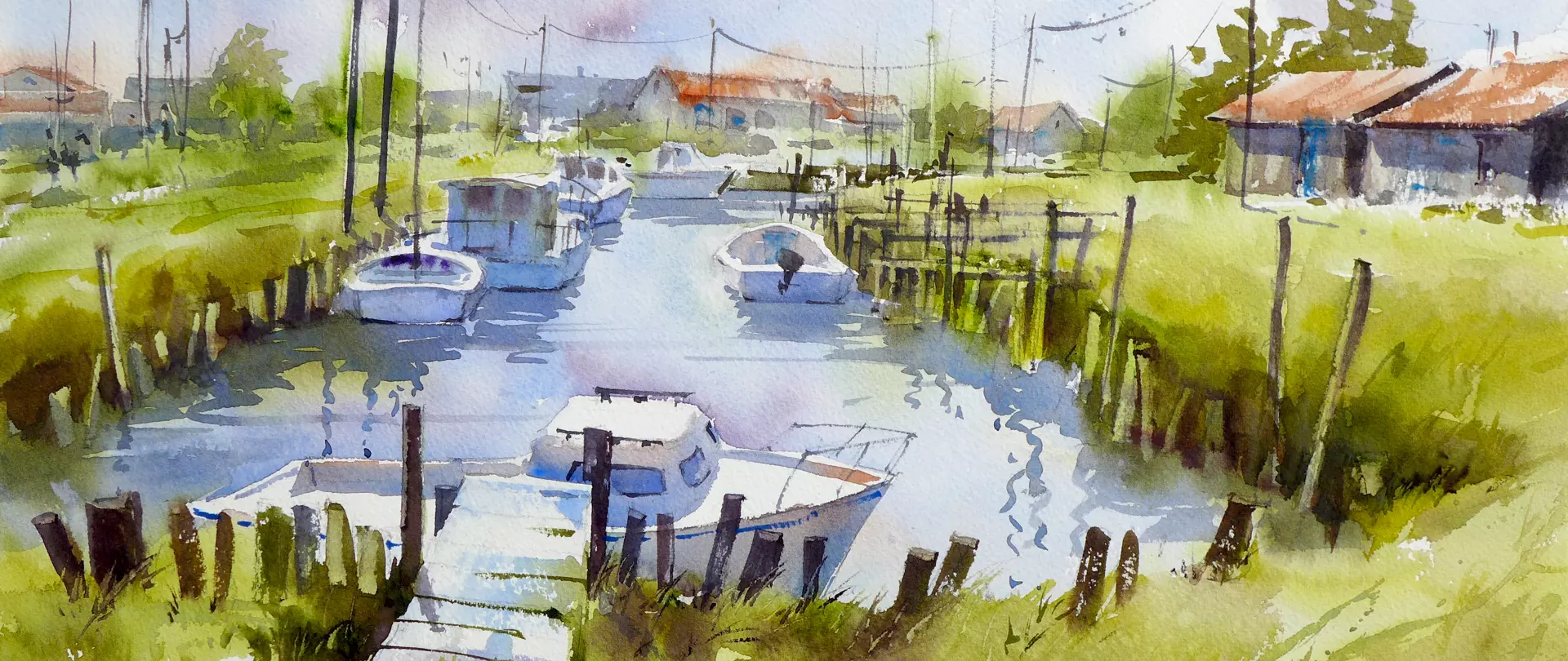 Ruhige Aquarelllandschaft mit grünem Ufer und rot gedeckten Bootshäusern, gemalt von Kristina Jurick – Dozentin bei artistravel.